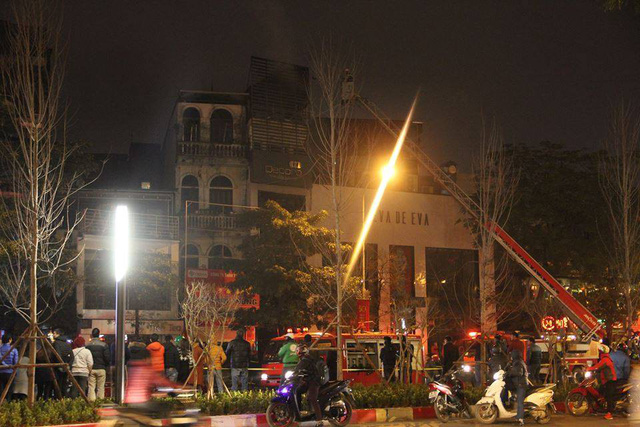 Hà Nội: Nhà 5 tầng cháy ngùn ngụt, lan sang hàng xóm, dân tình hoảng loạn
